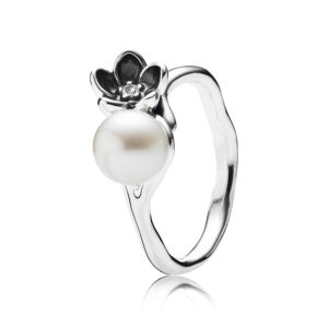 PANDORA Floraler Sterling-Silber Ring mit schwarzer Emaille und Süsswasserzuchtperle CHF 75.--