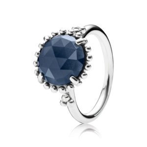 PANDORA Ring aus Sterling-Silber und mitternachtsblauem Kristall CHF 89.--