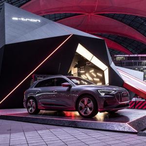 Elektromobilität mit dem neuen Audi e-tron am Flughafen München besichtigen