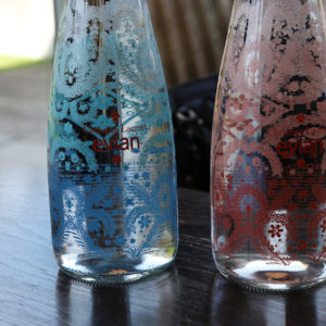 evian® Limited Edition Glasflasche mit Christian Lacroix im Paseo-Design