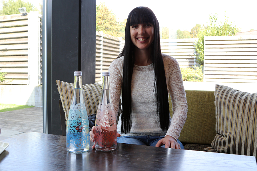 evian® Limited Edition Glasflasche mit Christian Lacroix im Paseo-Design
