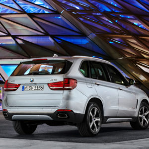 Hinten - BMW X5 xDrive40e - das erste Plug-in-Hybrid-Serienautomobil