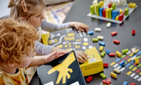 Inklusives Lernen durch Spielen: LEGO® Braille Bricks