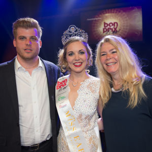 Miss Earth Schweiz 2015 heisst Corinne Schädler mit Freund und Mutter