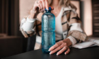 VALSER führt als erste Schweizer Mineralwasser-Marke Flaschen ohne Etikett ein